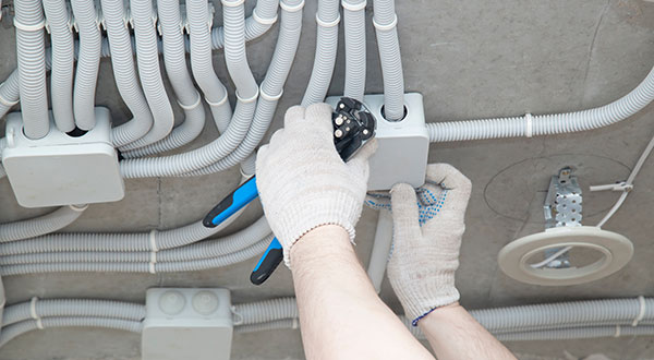 Travaux électriques sécurisés par un électricien à Loos